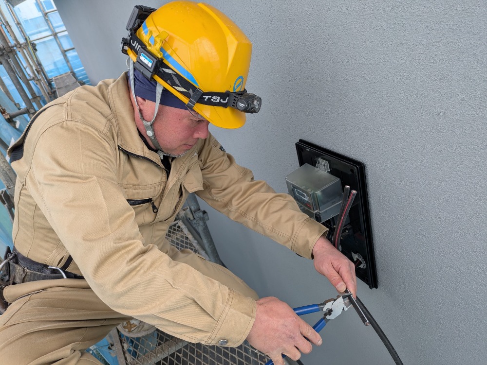 【電気メーター取り付け中】