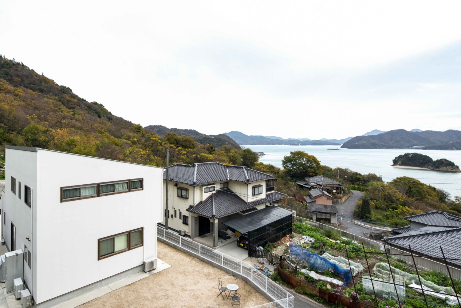 No.91 吹抜と鉄骨階段のある 海を臨む白い家