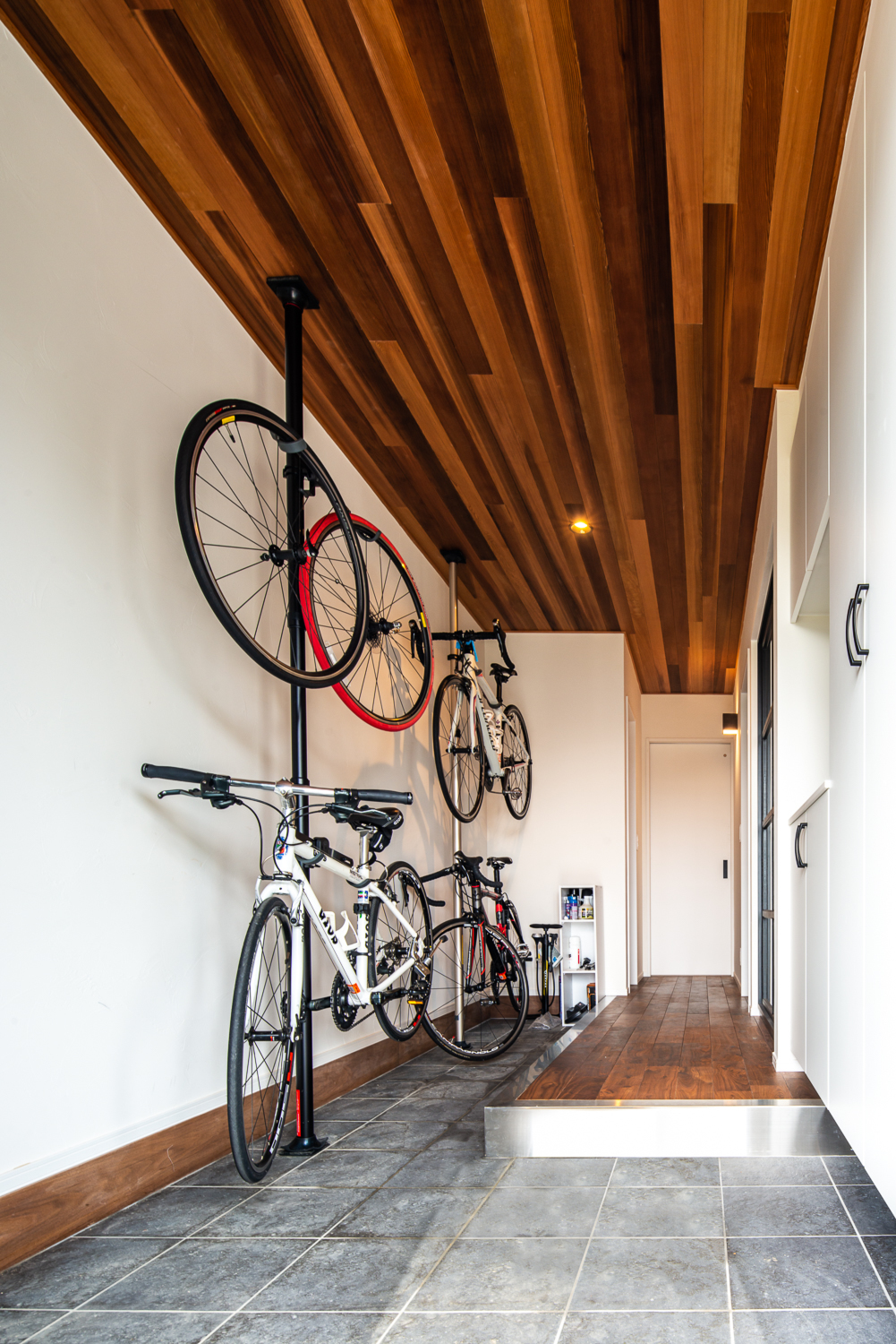 関入ってからの趣味の自転車置場。白の塗壁と天井の木目に自転車が合う。