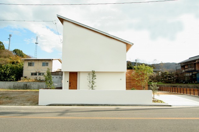 No.18 片流れ屋根の白い家