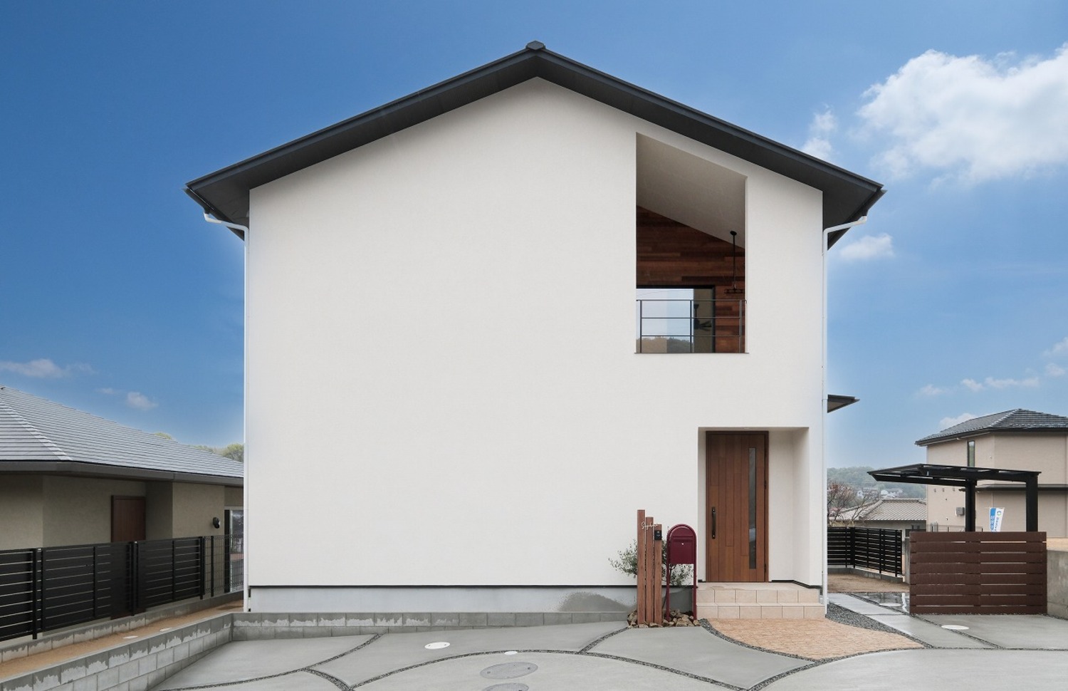 No.263 窓でつながる白い家 