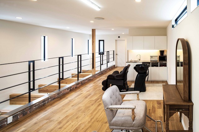 2階は一階と違う雰囲気の「VIP　ROOM」。落ち着いた空間で上質な雰囲気を演出します。