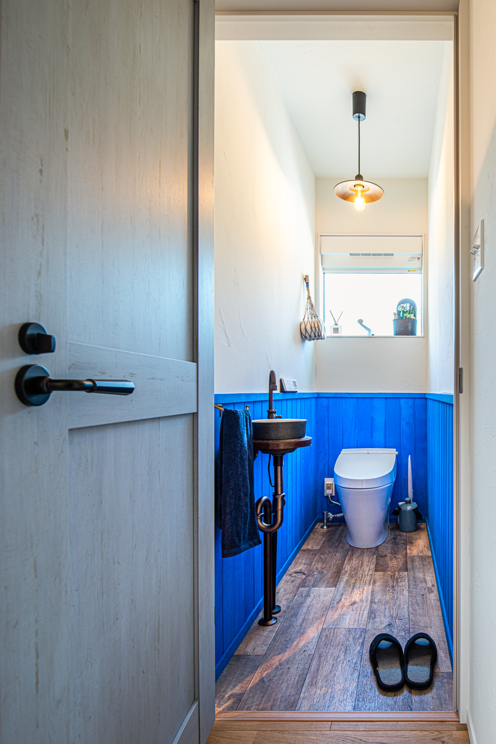 トイレの壁の配色にもこだわり、手洗い器もレトロな雰囲気のものを選択