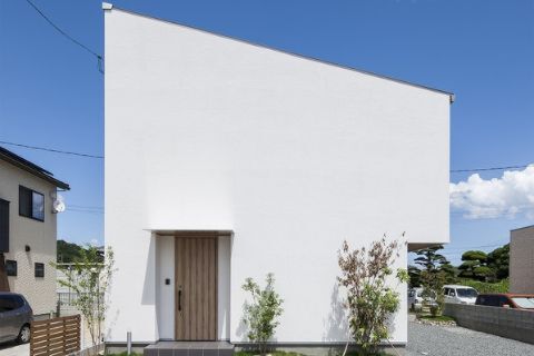白い塗り壁のシンプルな家