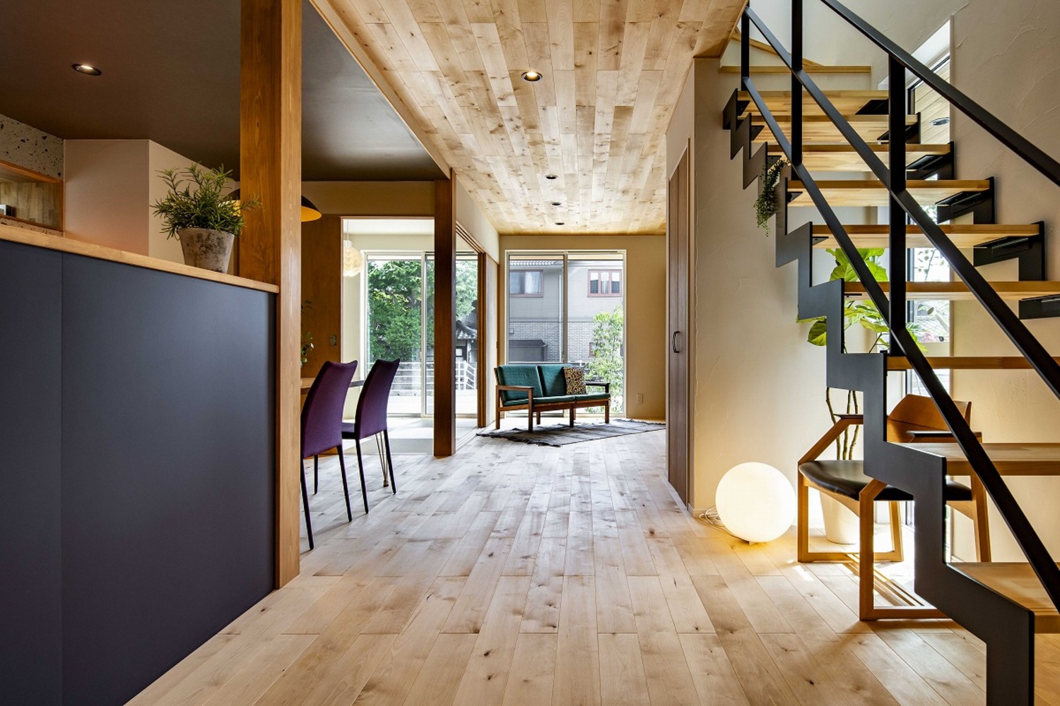 天井に床と同一のフローリングを貼ることで、家中で自然の心地よさを感じることができます