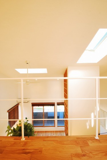 天井の採光用窓から1階全体に明るい光を通す