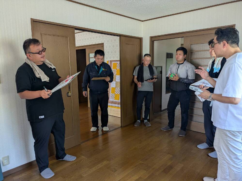 現地で業者さんと打ち合わせ中