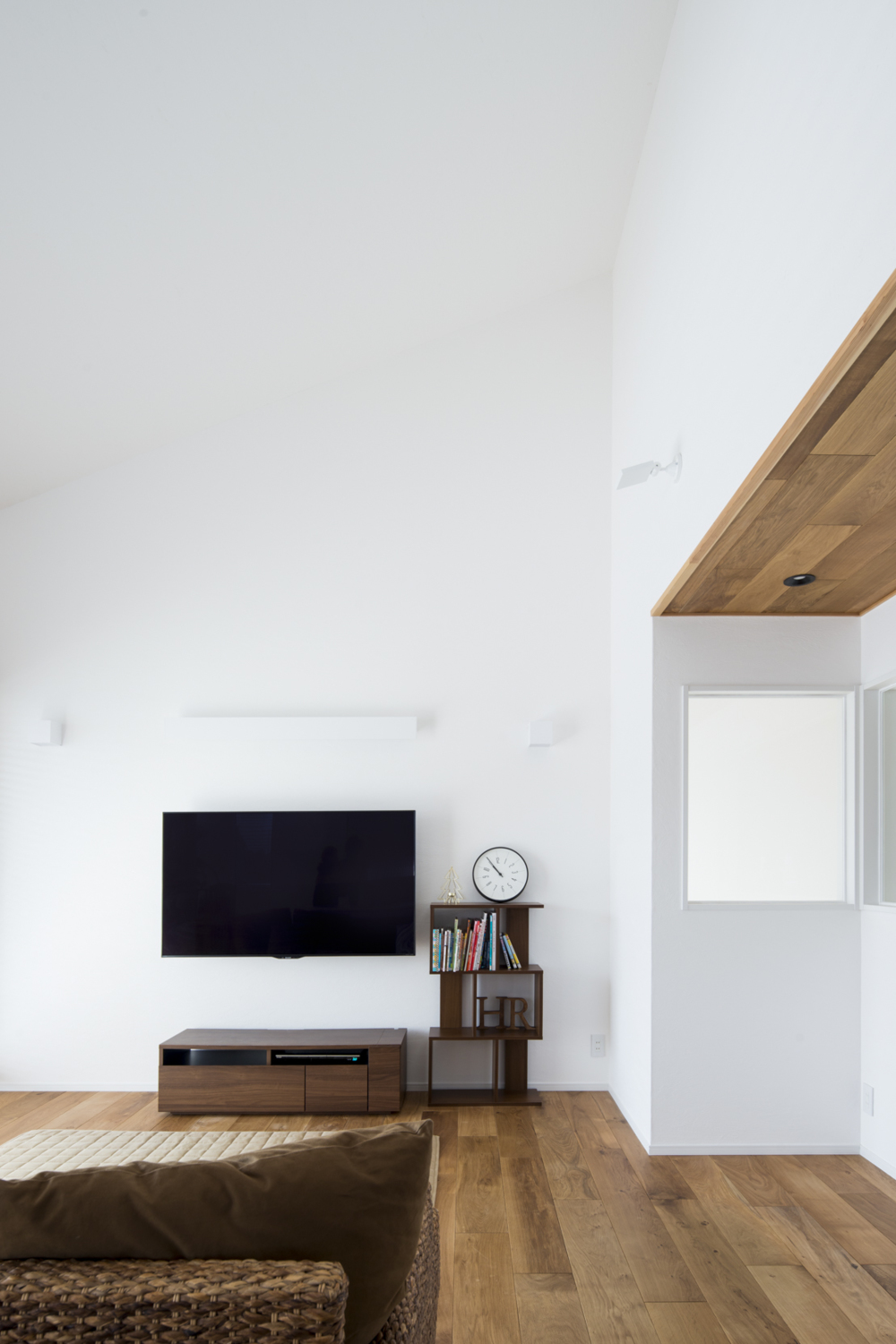 天井の板貼りは、フロアと同材のオークを採用。部屋全体に一体感が生まれます。