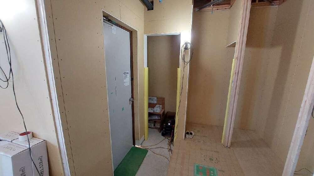 壁ボード施工中