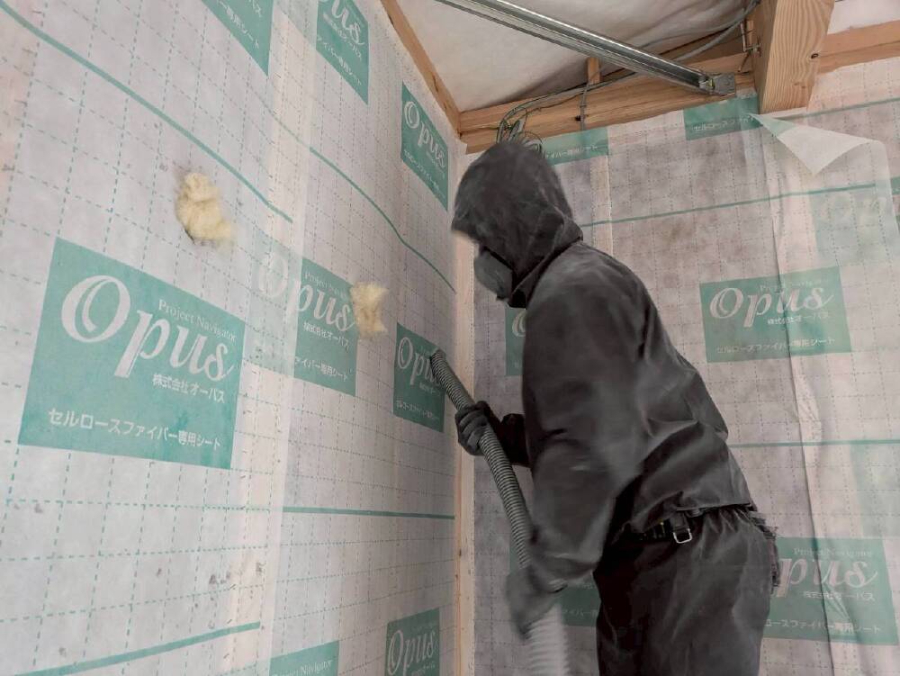 【壁セルロース吹込み中】