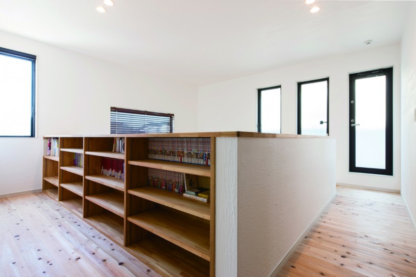 2階の腰壁を本棚に。空間を有効活用し、すっきりとした空間をつくる