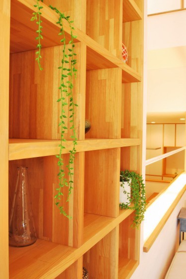 飾り棚は本棚や小物を飾ったりと使い方は様々