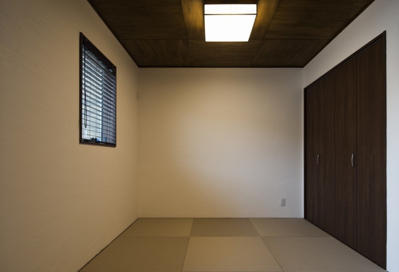 和室は塗り壁と畳で快く落ち着ける空間に