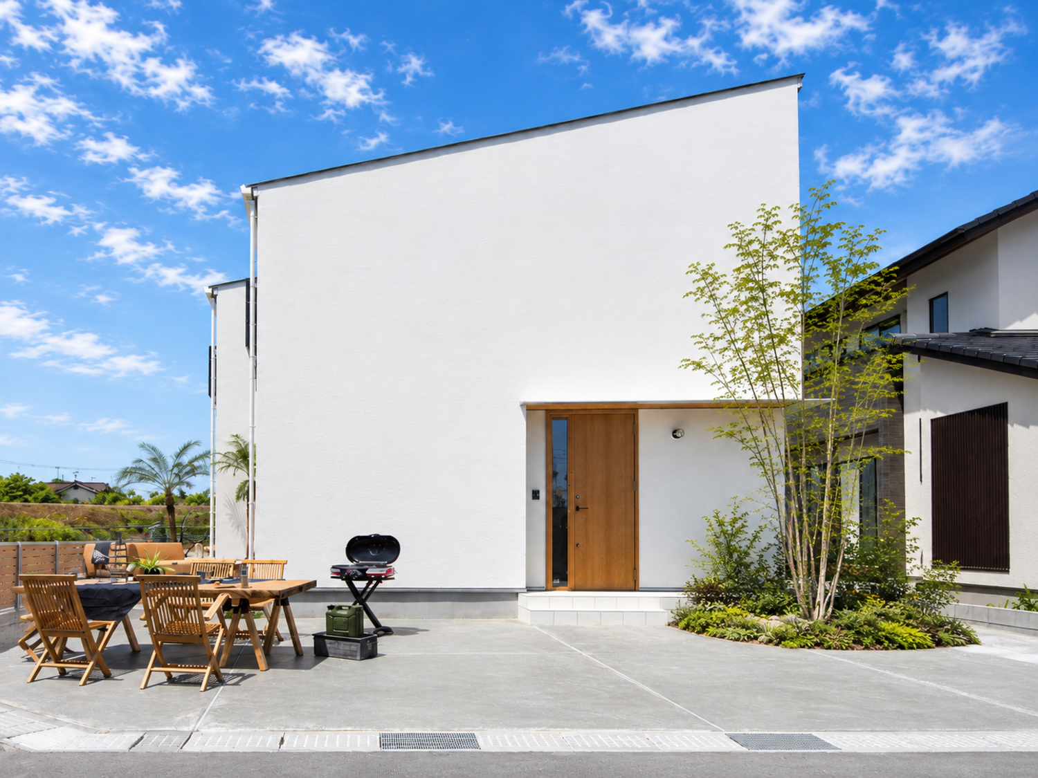 Np.165 木に囲まれたシンプルな白い家 #福山市