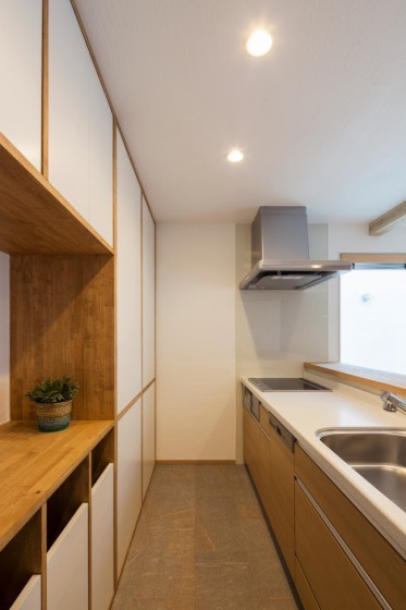 空間にぴったりの造作食器棚でスペースの無駄をなくす