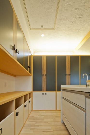 色の組み合わせと収納力にこだわった造作キッチン家具