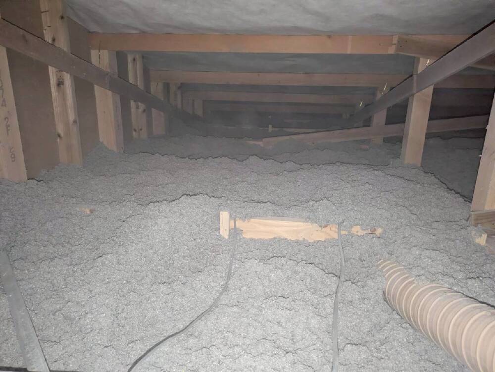 【天井セルロース吹込み中】